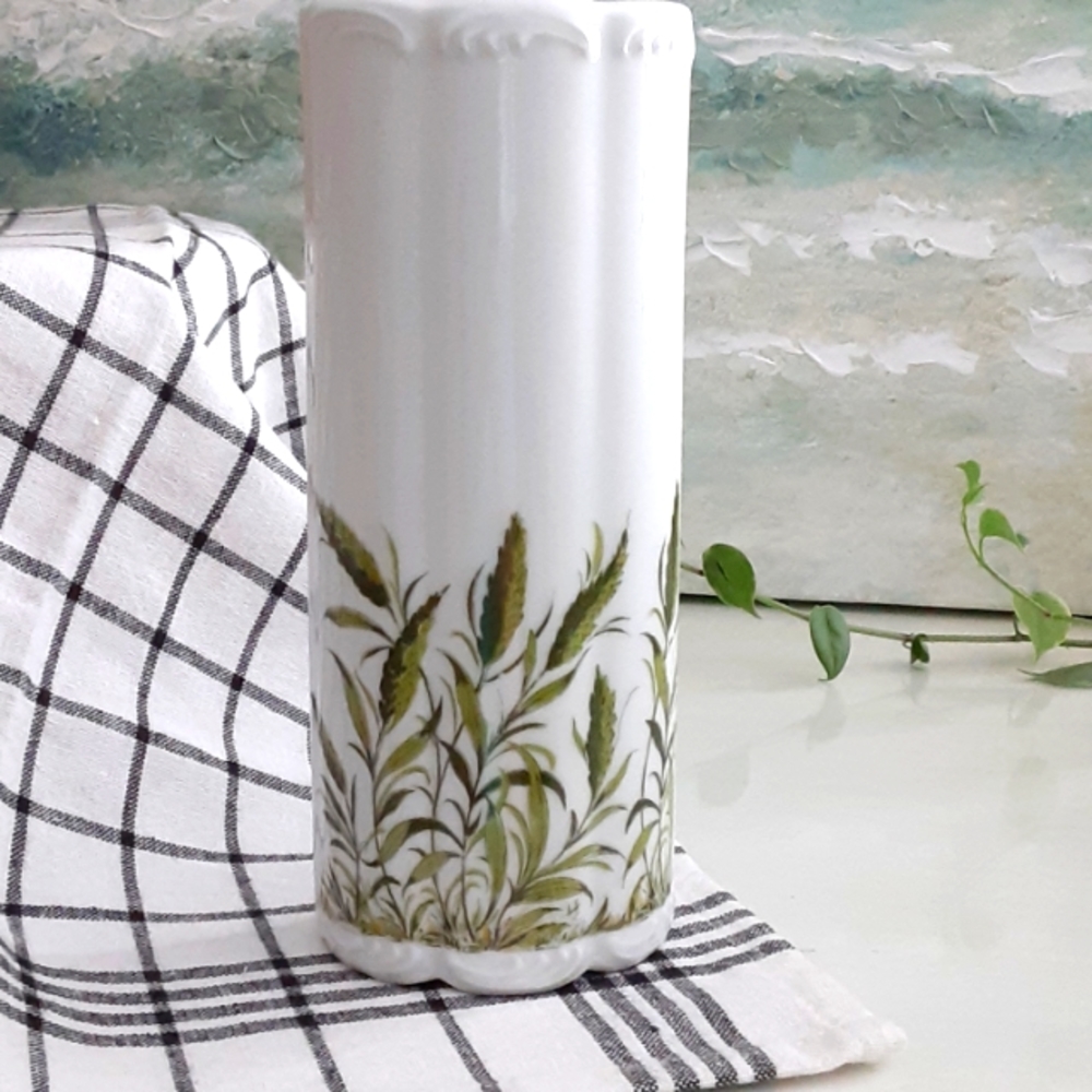 Royal Porzallan Bavaria KPM Germany Handarbeit White Green Grass Wall Pocket